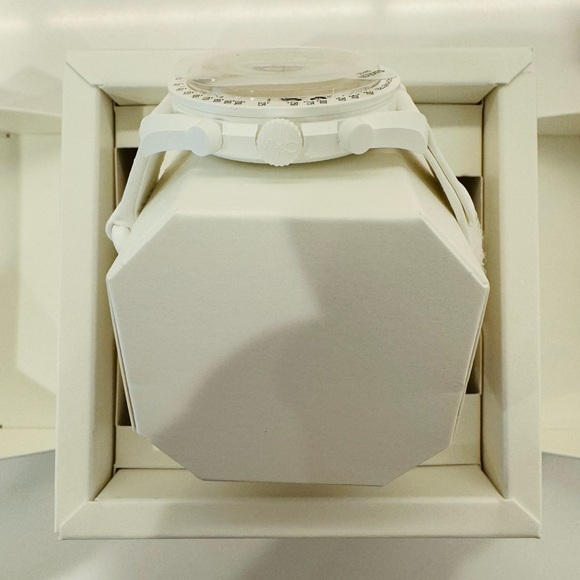 NIB OMEGA X Swatch Snoopy Mission to the Moonphase White - Picture 15 of 16